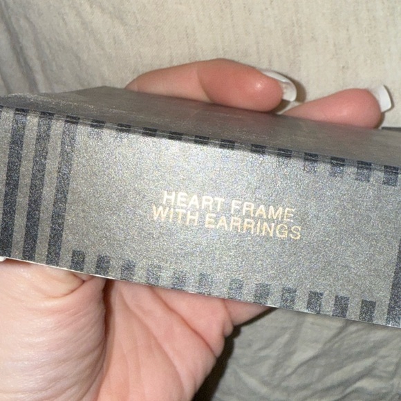 Avon - Goldtone - Frame - Heart Shaped - Floral Stud Earrings - Vintage - Picture 7 of 8